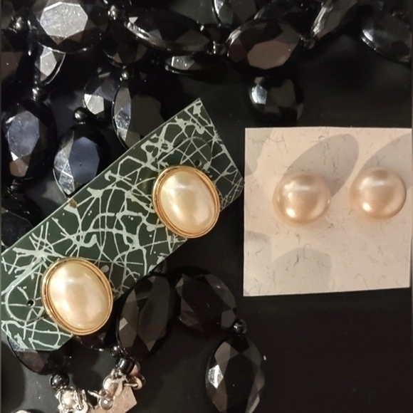 2 pr Vintage Pearl Earrings - Picture 2 of 12